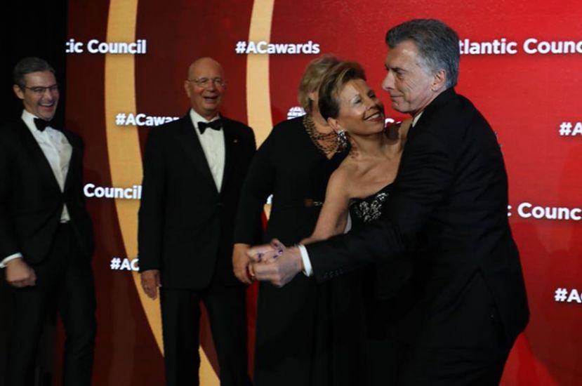 Argentine President Mauricio Macri showed off his dance moves to Adrienne Arsht, executive vice chair of the Atlantic Council’s board of directors, at the Atlantic Council’s 9th annual Global Citizen Awards in New York on September 24. Macri’s impromptu performance elicited a chuckle from Atlantic Council Executive Vice President Damon Wilson (left) and Klaus Schwab (second from left), founder and executive chairman of the World Economic Forum. (imagelinkphoto.com)