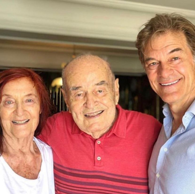 Dr Oz with his father Mustafa and mother Suna. 