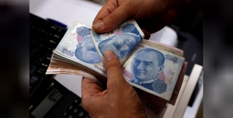 FILE PHOTO: A money changer counts Turkish lira banknotes at a currency exchange office in Istanbul, Turkey August 2, 2018. Picture taken August 2, 2018. REUTERS/Murad Sezer//File Photo