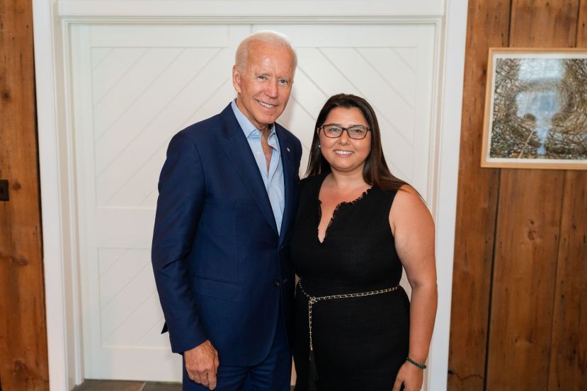 Turkish businesswoman Derya Taşkın poses with U.S.-President elect Joe Biden at an event.